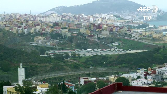 Maroc/Espagne: près de 500 migrants forcent la frontière