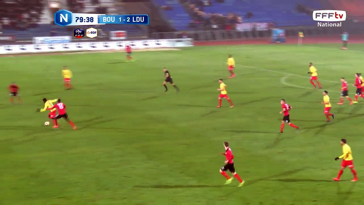 Niang remonte le ballon tout seul avant de frapper largement au dessus du cadre