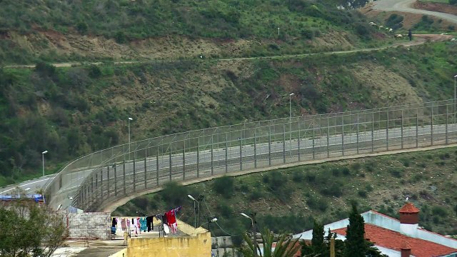 Maroc/Espagne: près de 500 migrants forcent la frontière