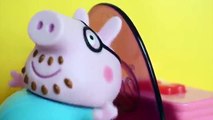 Pig George de la Familia de Peppa Pig, Tomando un baño en la Bañera de la Mamá! Novelinha en Español