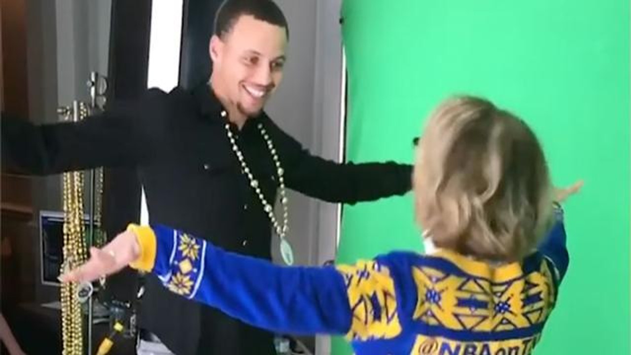 LOL!! Steph Curry & Draymond Green DANCE w/ "Dance-Cam-Mom"
