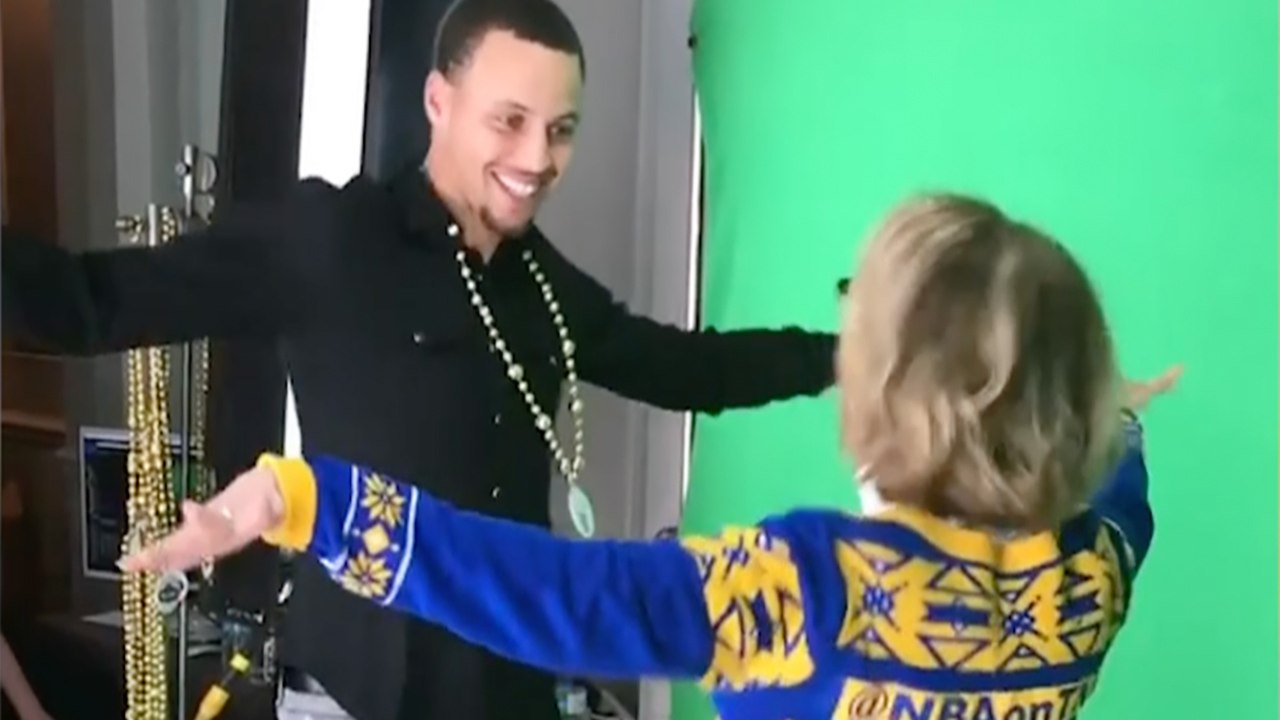 LOL!! Steph Curry & Draymond Green DANCE w/ "Dance-Cam-Mom"