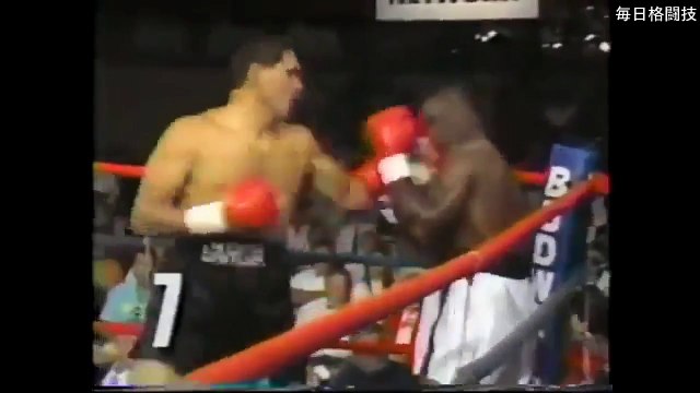 【レフェリー、見殺しにする気が！？】　意識が無くなって、倒れることもできずにボコボコにされ続けるボクサー　ボクシング-PXfVDXazVuk