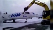 موظف مطار غاضب يحطم طائرة بعد طرده من عمله