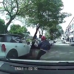 Çantasını çalmaya çalışan kapkaççıları tekme tokat döven kız