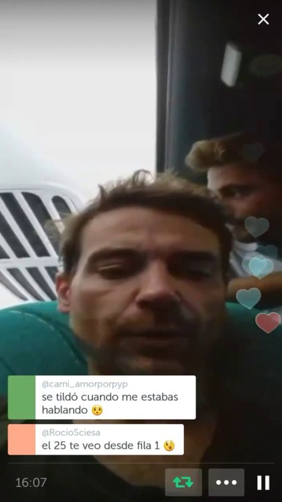 Pedro con el celular de una fans - 16 de Febrero