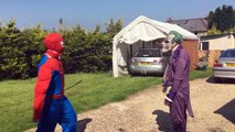 SPIDERMAN vs SPIDERBABY de LA POO Spiderman Cambios de Pañal con CACA BROMA Stop Motion Superhéroe Pra