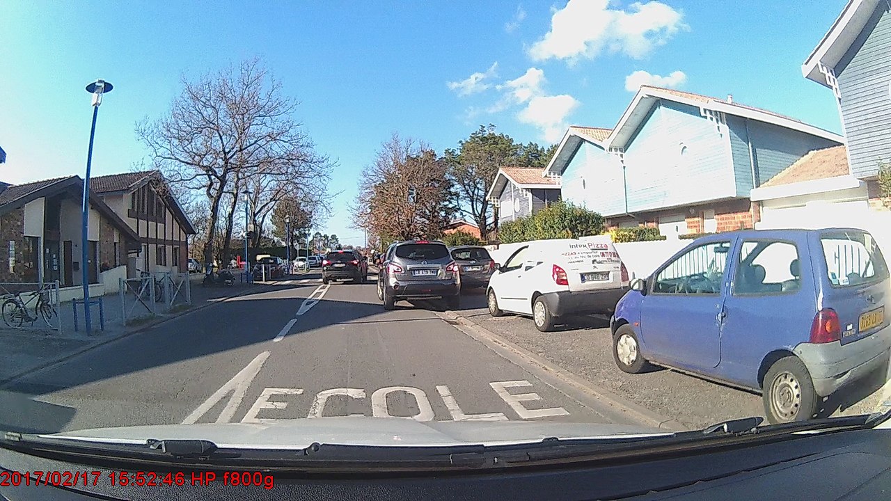 elle est garée sur la route sans warning et au téléphone