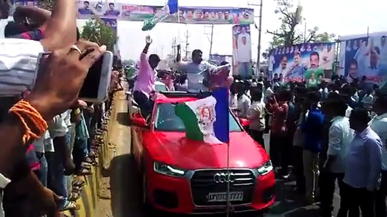 ఇంతటి మాస్ ఫాలోయింగ్ ఉన్న లీడర్ దేశంలో మరొకరు లేరనటం అతిశయోక్తి కాదు..
