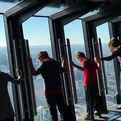 (1) Chicago : l'attraction d’un gratte-ciel se bascule vers le bas et fait flipper à ses visiteurs