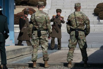 ABD Ve Kuzey Kore Askerleri Burun Buruna Geldi