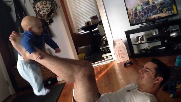 Ce père handicapé joue avec son enfant et c'est tellement beau!