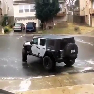 Cette route verglacée est une véritable patinoire