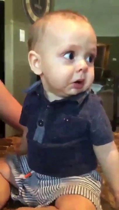 Ce bébé est ému aux larmes quand maman joue de la clarinette