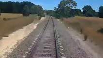 Un motard coincé sur les rails tente de sauver sa moto quand un train arrive à toute vitesse