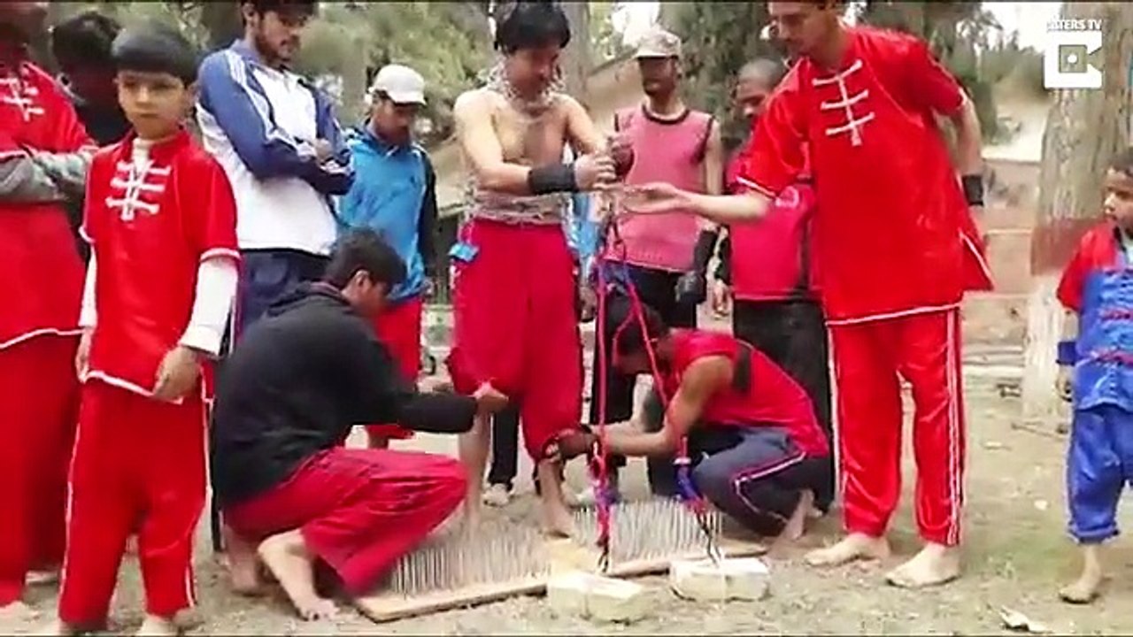Ce fakir soulève des briques avec ses paupières et se fait rouler dessus par une voiture