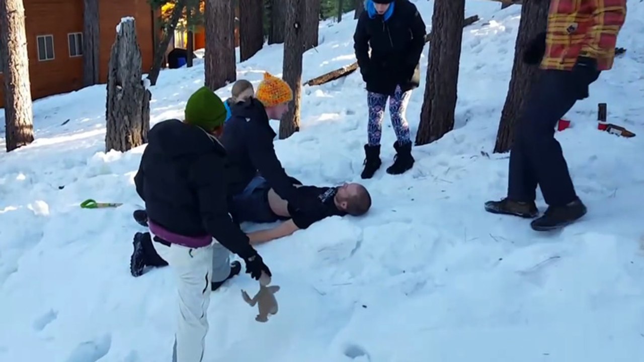 Il se met KO après avoir percuté un arbre en faisant de la luge