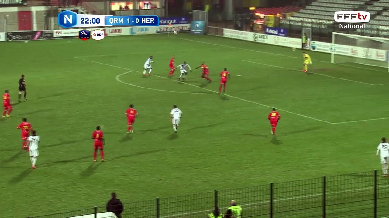 Belle action mais la frappe est contrée, on réclame une main dans la surface mais il n'y a rien