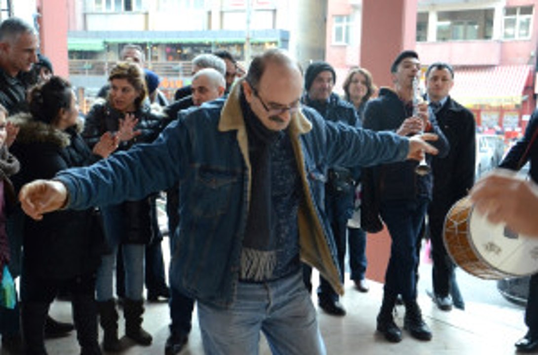 Emekliliğini Davul Zurna Ile Kutladı