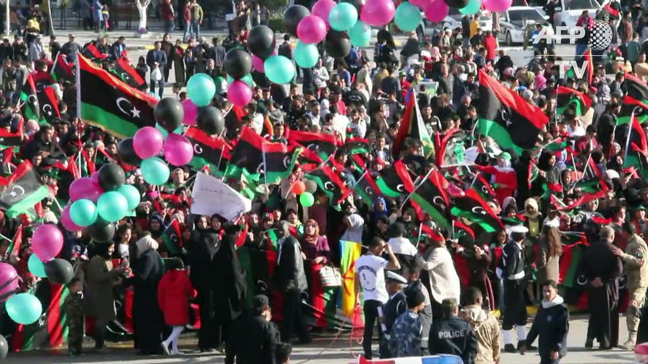مئات الليبيين يحيون الذكرى السادسة للثورة