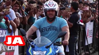Handsome Hunk! Salman Khan Ride Sports Bike in Public