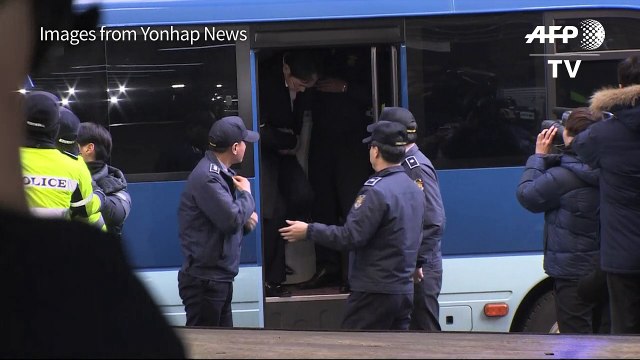 Arrested Samsung heir appears handcuffed for questioning