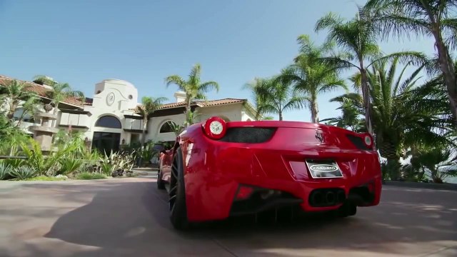 Девушка разбивает свой автомобиль кувалдой