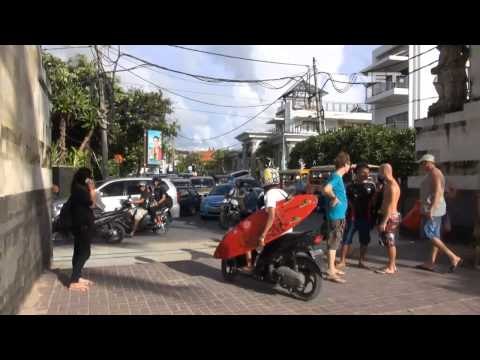 NET12 - Libur akhir tahun pantai Kuta dan Legian padat