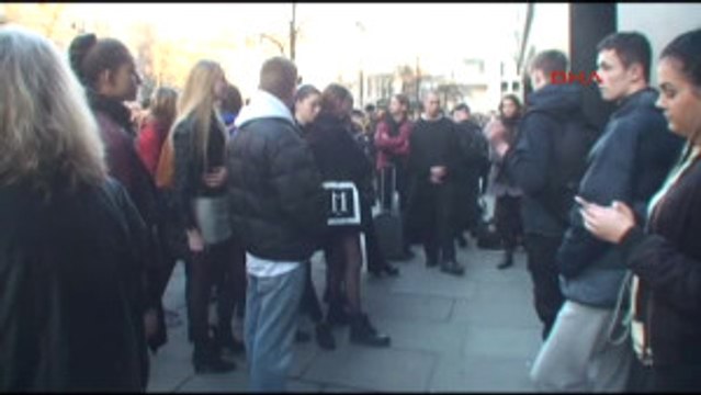 Türk Modacı Bora Aksu, Londra Moda Haftası'nda Büyük Beğeni Aldı