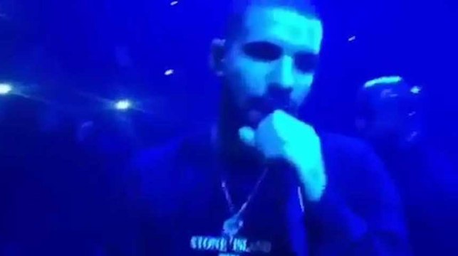 Drake s'arrête en plein concert pour faire cadeau à un fan