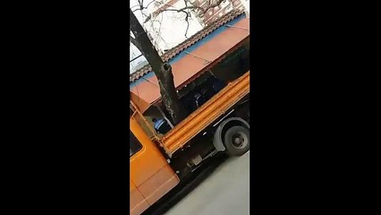 Policet hanë byrek gjatë protestës