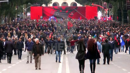 Protestë masive e opozitës në Tiranë, kërkohen zgjedhje të lira