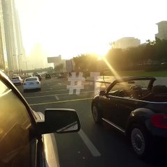 À la recherche du cliché parfait, elle se balance au-dessus d'un gratte-ciel dubaïote de 300m de haut, sans sécurité