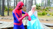 Gemelos de Spiderman vs Rosa Spidergirl vs Cocodrilo! w/ Congelado en la Cárcel vs Spider-Man Vampiro v