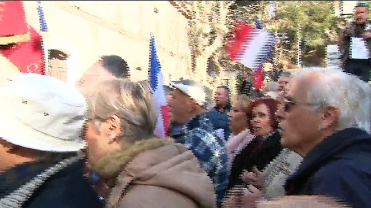 Nouvelle manifestation de pieds-noirs devant le meeting d'Emmanuel Macron à Toulon