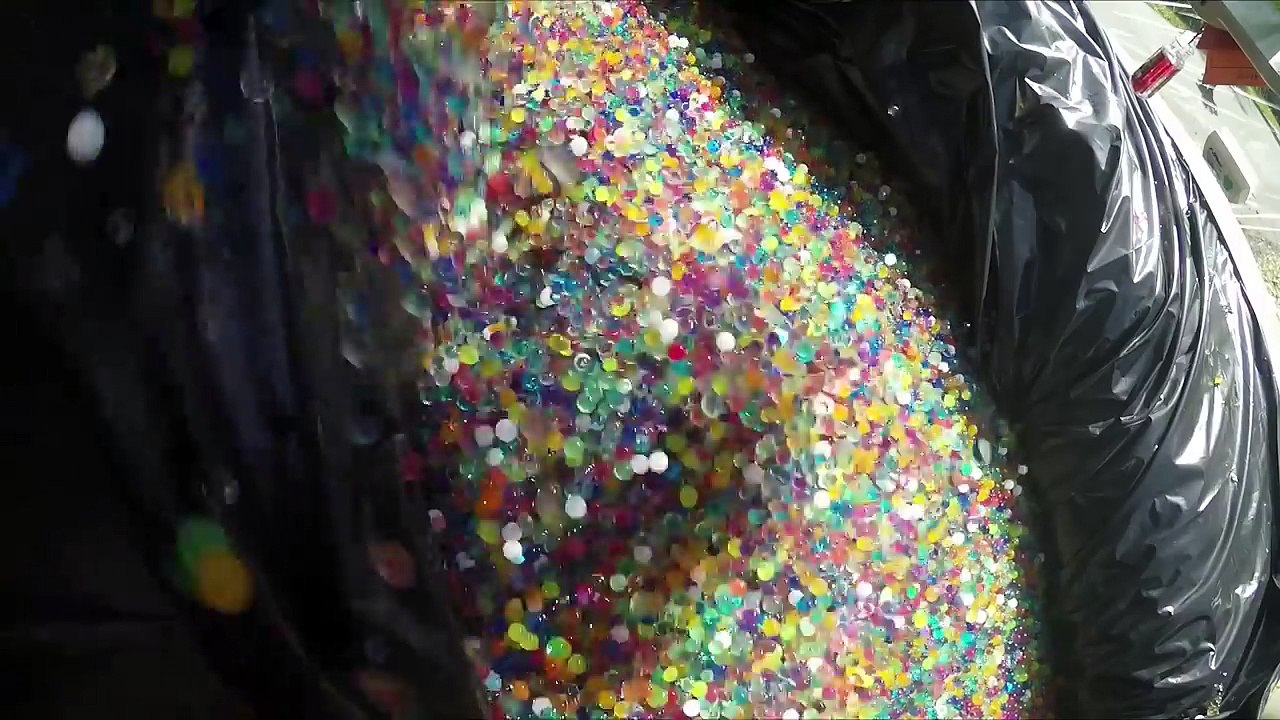 1 MILLION ORBEEZ IN GIRLFRIEND'S CAR PRANK!
