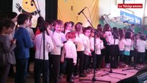 Plescop (56). Les enfants des écoles bretonnantes chantent en breton au Roue Waroch