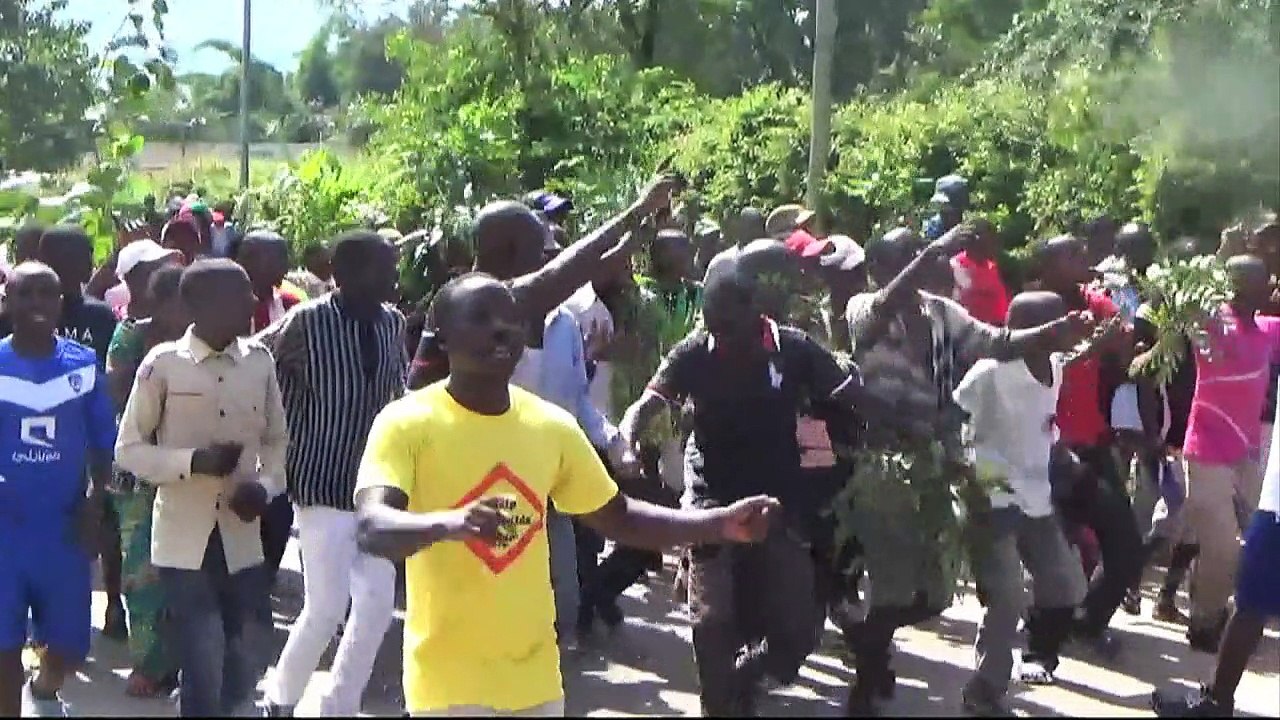 Thousands of Burundians protest peace talks