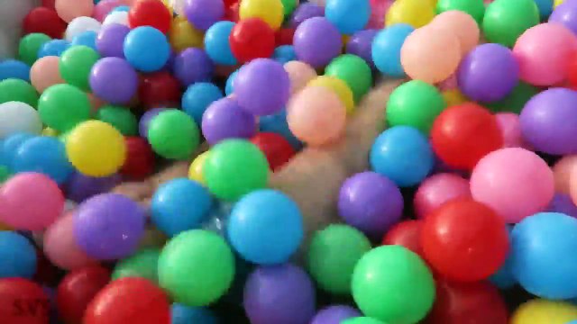 CONGELADOS ELSA vs BOLAS de COLORES de BAÑO! w/ Spiderman vs Joker Caramelo Chicle de Bola Pit Divertido