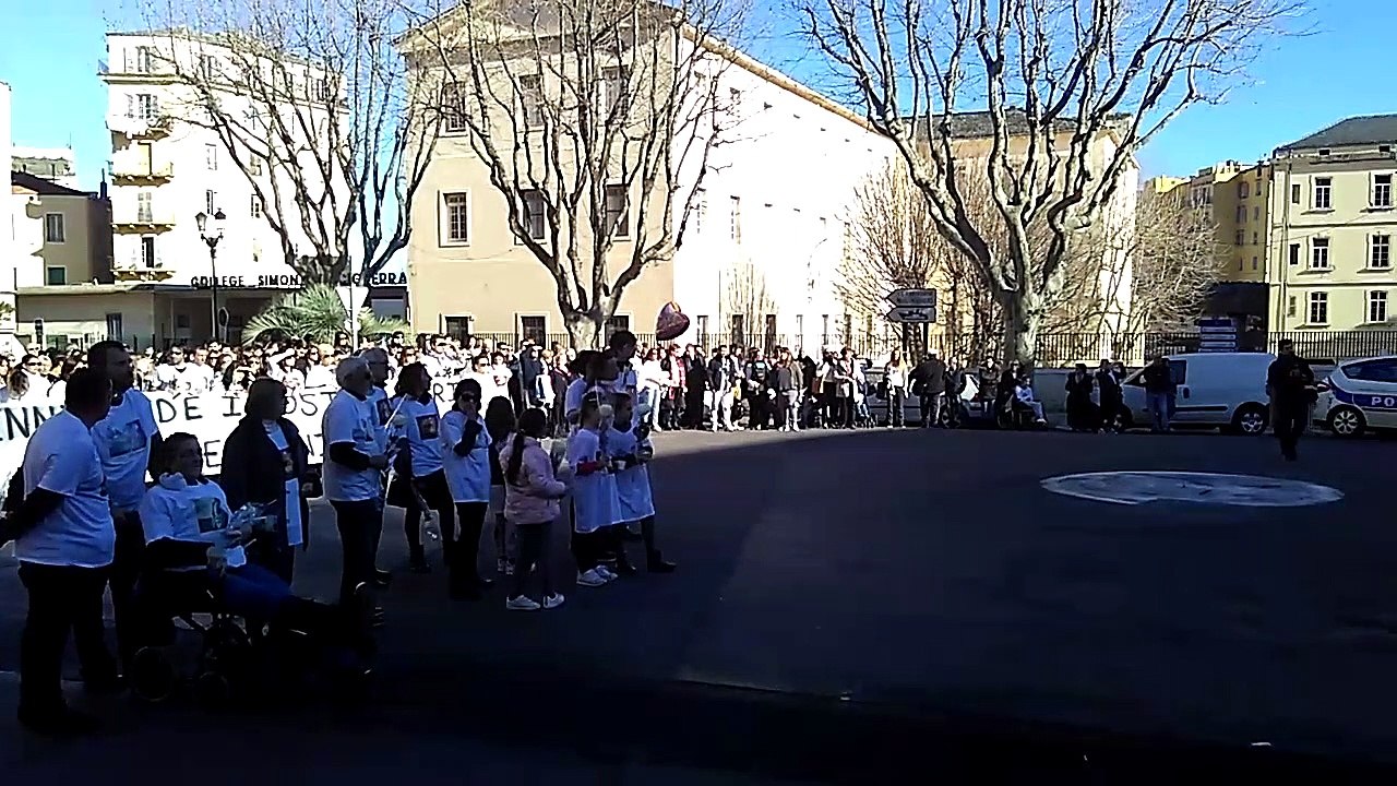 Plusieurs centaines de personnes pour la marche blanche en hommage à Jennifer Grante