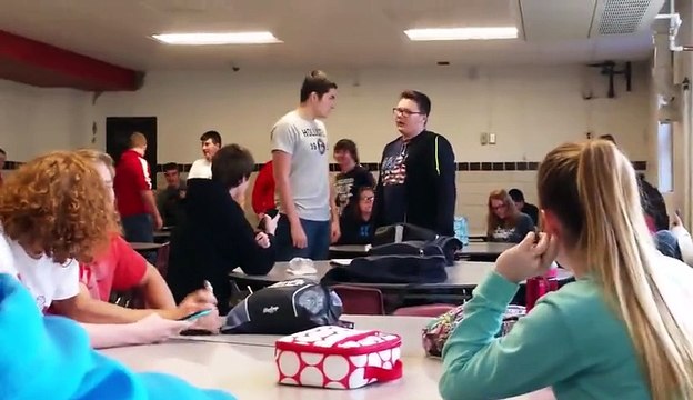 La făcut PROSTUL CLASEI neștiind că a practicat box încă de când era mic. Finalul este unul TRAGIC!