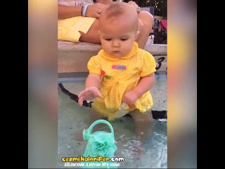 Sevimli Bebişin Yüzme Keyfi