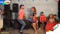 Klarnetle Balkan döktürmesi dansı yapan kız