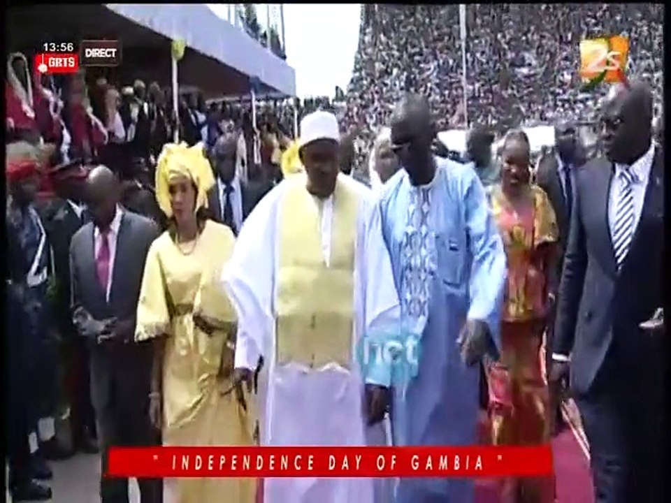 fête de l'indépendance Gambie : barrow flanqué de ses deux femmes