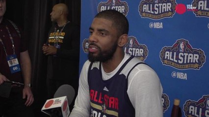 Tải video: Kyrie Irving argues with reporter over 'flat earth' comments