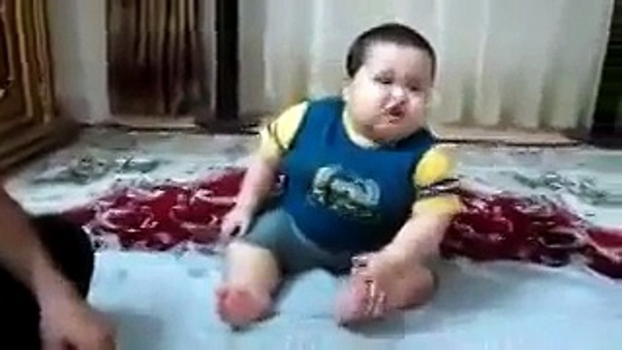طفل دبدوب خفيف الدم منعوه من الاكل شاهد رد فعله هتموت من الضحك هههه.