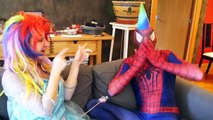 SPIDERBABY QUINTILLIZOS vs EMBARAZADA CONGELADO ELSA vs SPIDERMAN! w/ Esqueleto Joker Super Divertido