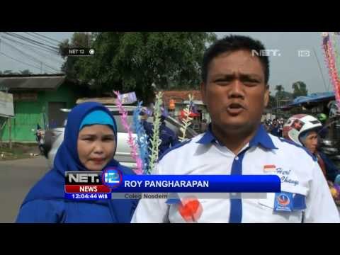 NET12-Caleg memberi bunga kampanye