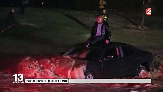 Intempéries en Californie: En direct à la télé US, une route s'effondre et avale des voitures