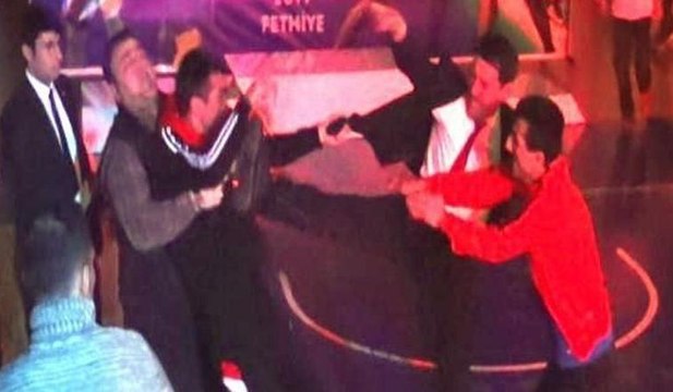 Kadınlar boks şampiyonasında yumruk yumruğa kavga